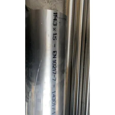 Suora ruostumattomasta teräksestä valmistettu putki, ulkohalkaisija 114 mm, pituus 1 metri