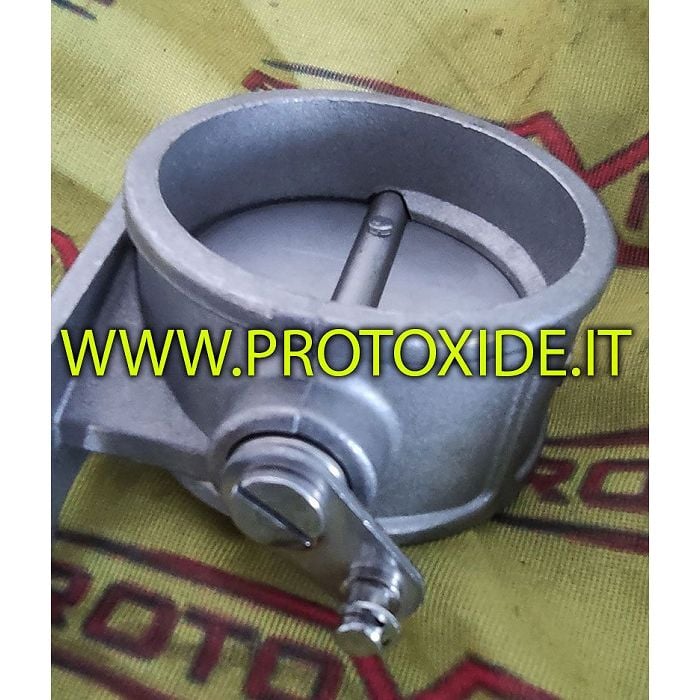 Manual control valve for opening and closing discharge
