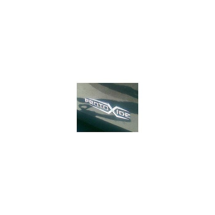 Chrome logo in reliëf protsoxides